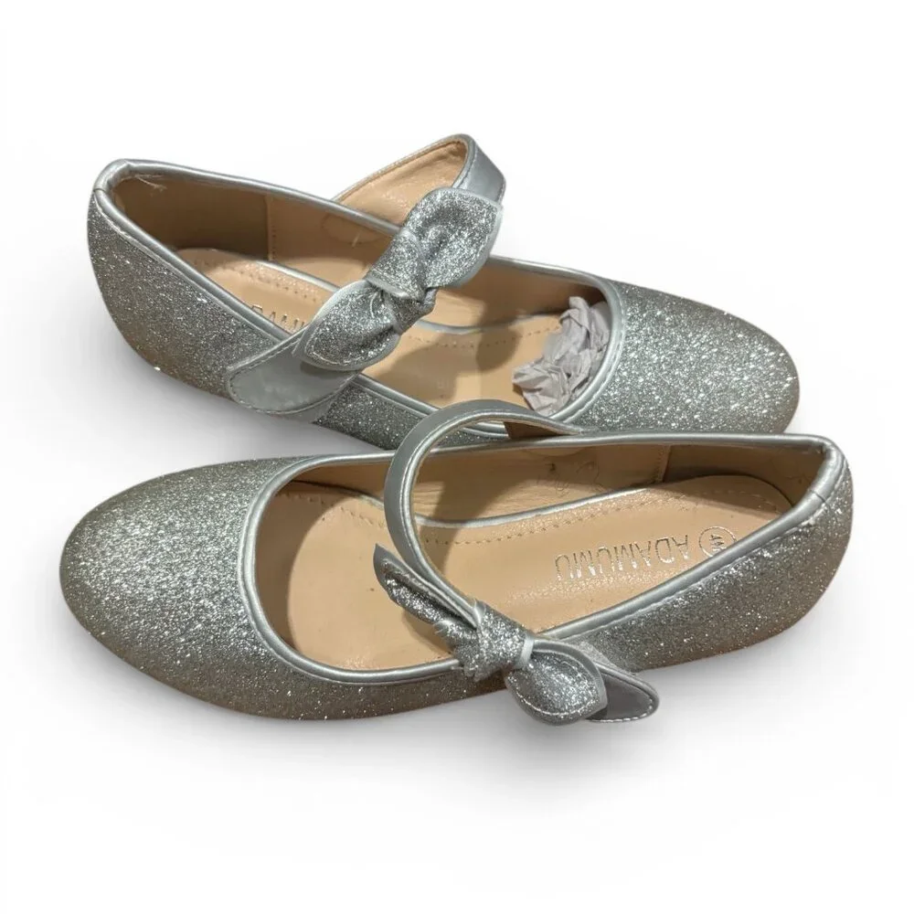 Kids size 4M silver shoes